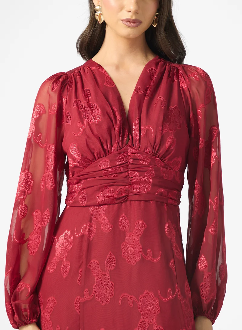 مايا فستان ماكسي بأكمام منفوشة وياقة على شكل وتفاصيل شبكية