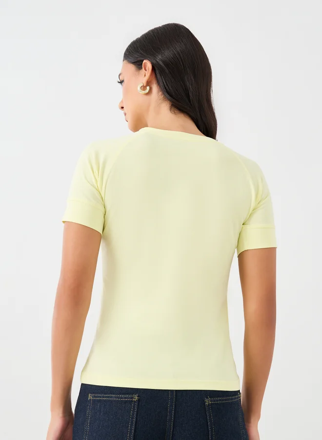 Styli Cotton Stretch Plain Round Neck Raglan Short Sleeve Fitted Cropped T-shirt 15