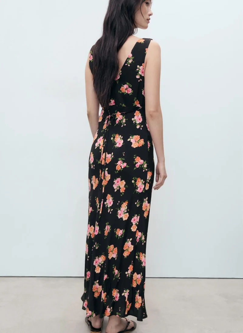 مانجو Printed V-Neck Sleeveless Maxi Dress