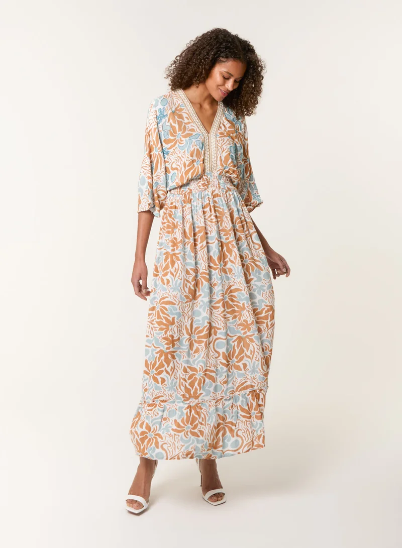 بلو فانيلا فستان ماكسي مزين بفتحة رقبة على شكل حرف  من الأمام والخلف