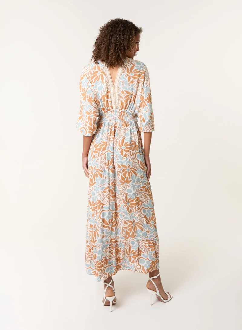 بلو فانيلا فستان ماكسي مزين بفتحة رقبة على شكل حرف  من الأمام والخلف