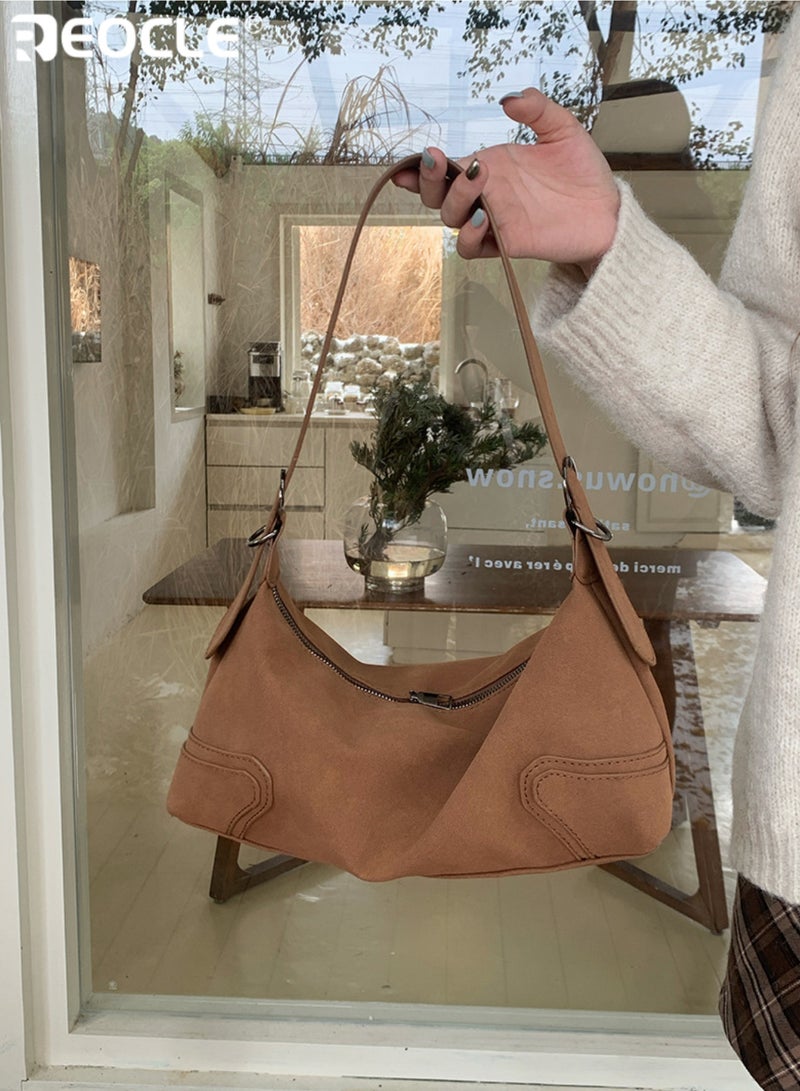 ريوكل حقيبة نسائية من الجلد الناعم بتصميم هوبو العتيق بحزام كتف قابل للتعديل وسحاب آمن تتميز بتفاصيل الحياكة المتقنة التي تمنحها طابعاً كلاسيكياً عصرياً مثالية للاستخدام اليومي ولتنسيقات الموضة المتنوعة - Image 5