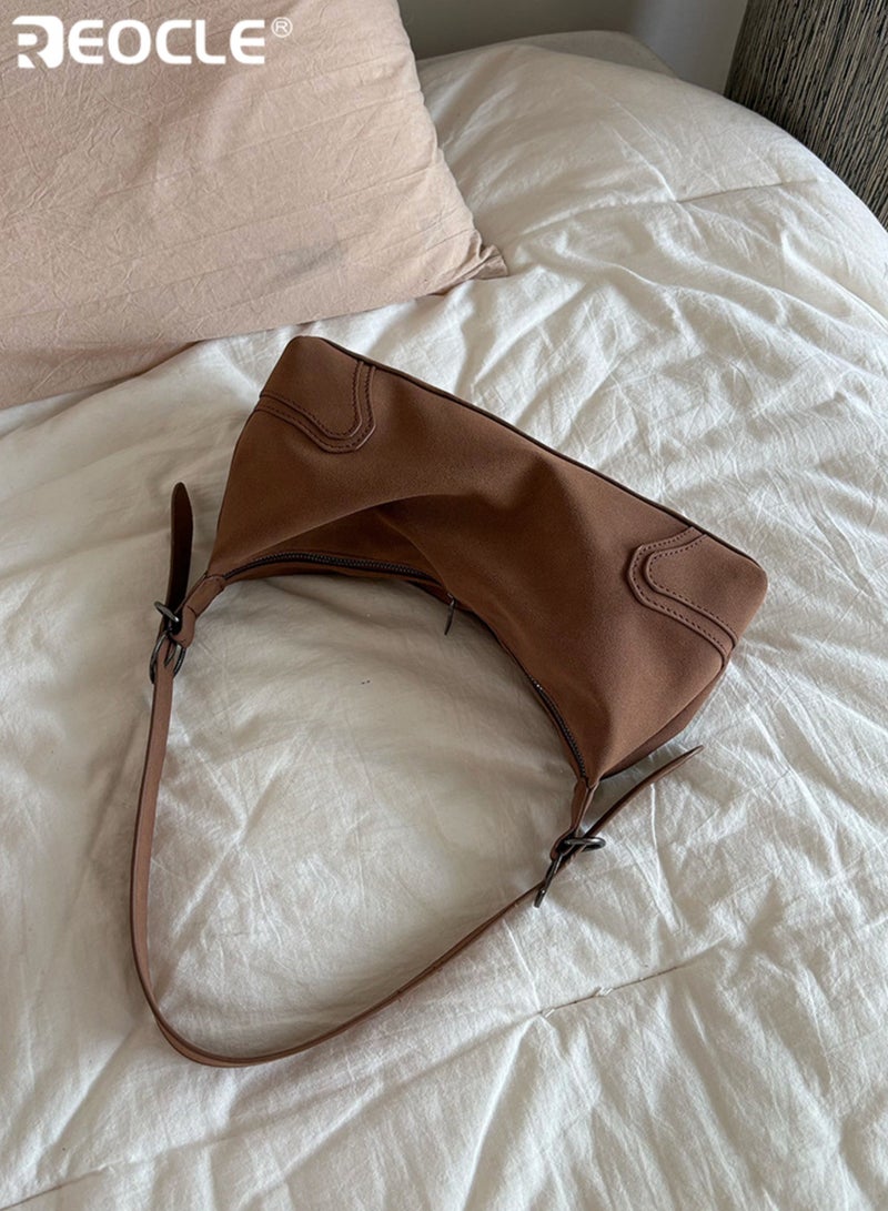 ريوكل حقيبة نسائية من الجلد الناعم بتصميم هوبو العتيق بحزام كتف قابل للتعديل وسحاب آمن تتميز بتفاصيل الحياكة المتقنة التي تمنحها طابعاً كلاسيكياً عصرياً مثالية للاستخدام اليومي ولتنسيقات الموضة المتنوعة - Image 2