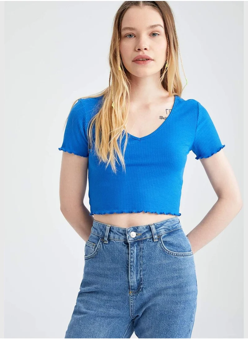 ديفاكتو Fitted V-Neck Short Sleeve Crop Top