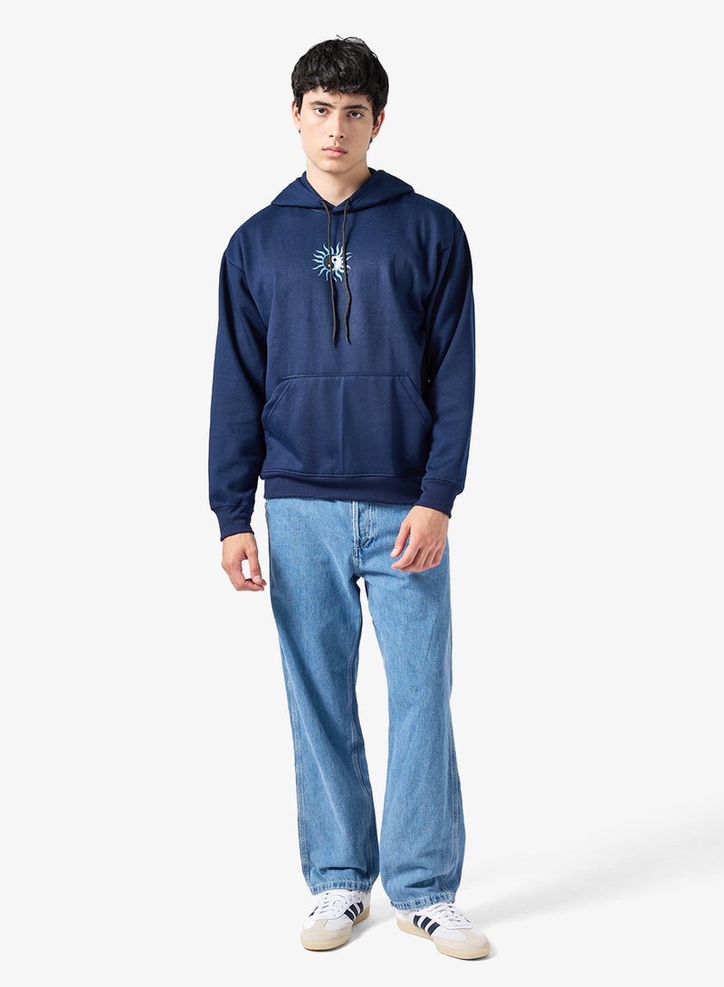 سفنتي فايف بيسيكس هودي بطبعة جرافيك - Image 4