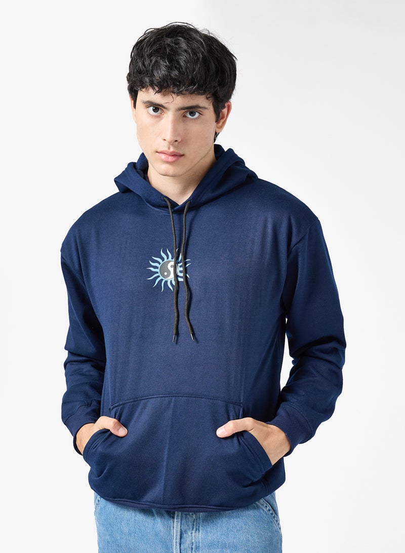 سفنتي فايف بيسيكس هودي بطبعة جرافيك - Image 1