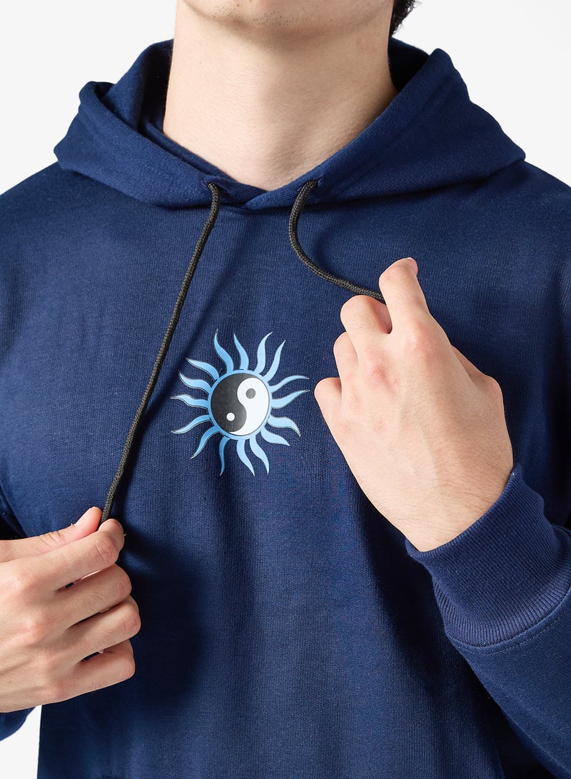 سفنتي فايف بيسيكس هودي بطبعة جرافيك - Image 3