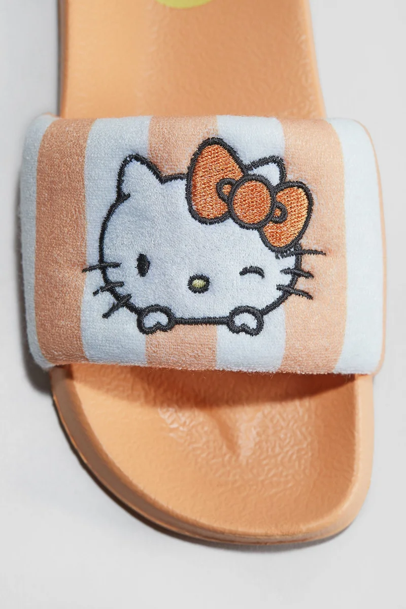 اتش اند ام حذاء للمسبح