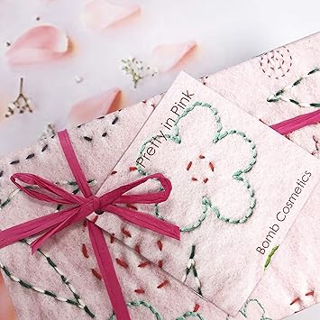 BOMB COSMETICS باقة هدايا بمستحضرات بوم كوزمتيكس الجميلة باللون الوردي مصنوعة يدويًا تحتوي على 5 قطع 480 جرام - Image 3