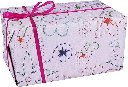 BOMB COSMETICS باقة هدايا بمستحضرات بوم كوزمتيكس الجميلة باللون الوردي مصنوعة يدويًا تحتوي على 5 قطع 480 جرام - Image 2