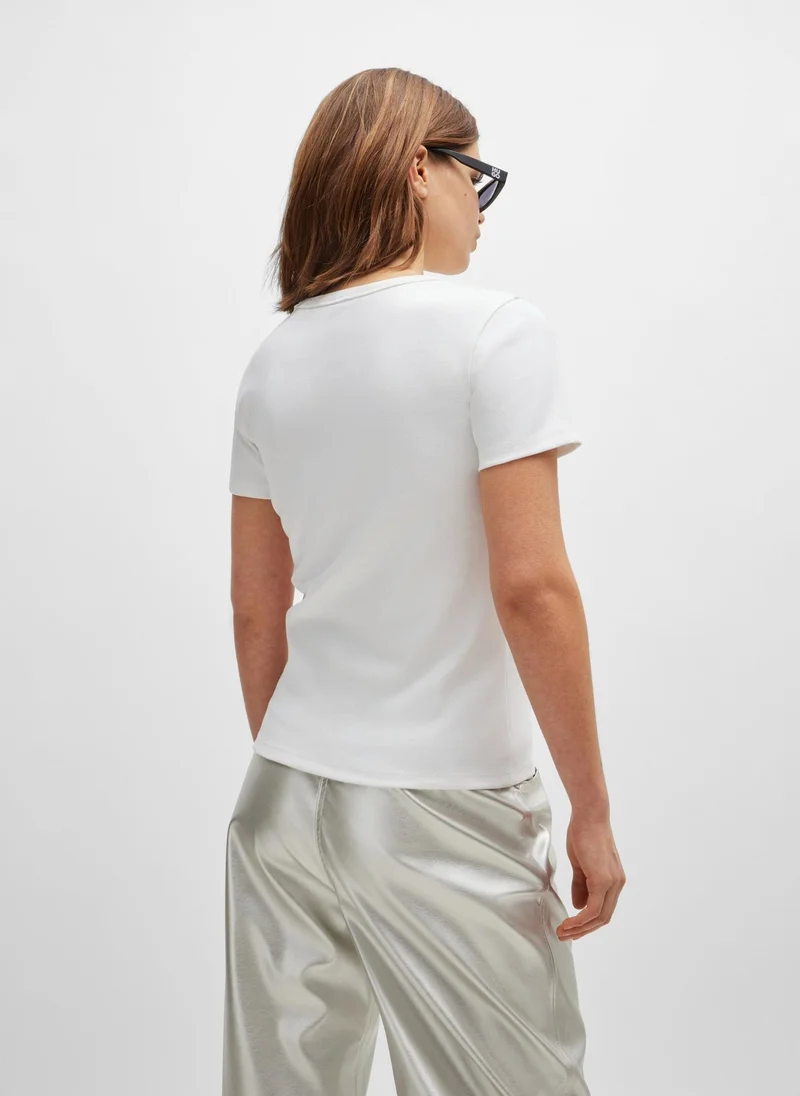 هوجو تيشيرت قطن بمزيج مع شعار مكدس مطرز