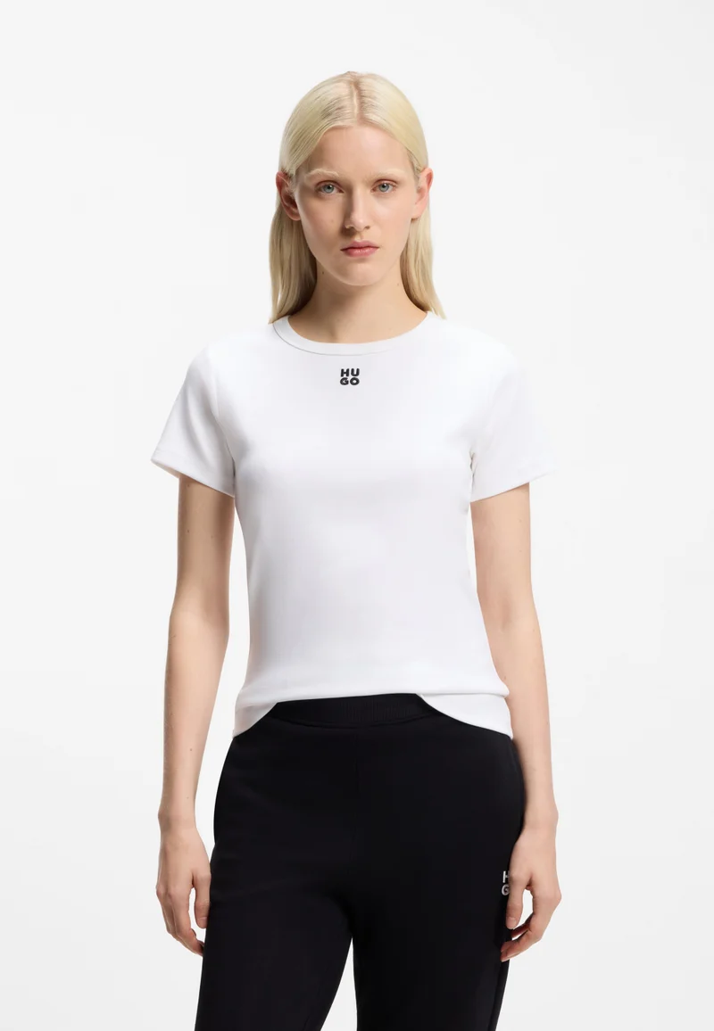 هوجو تيشيرت قطن بمزيج مع شعار مكدس مطرز