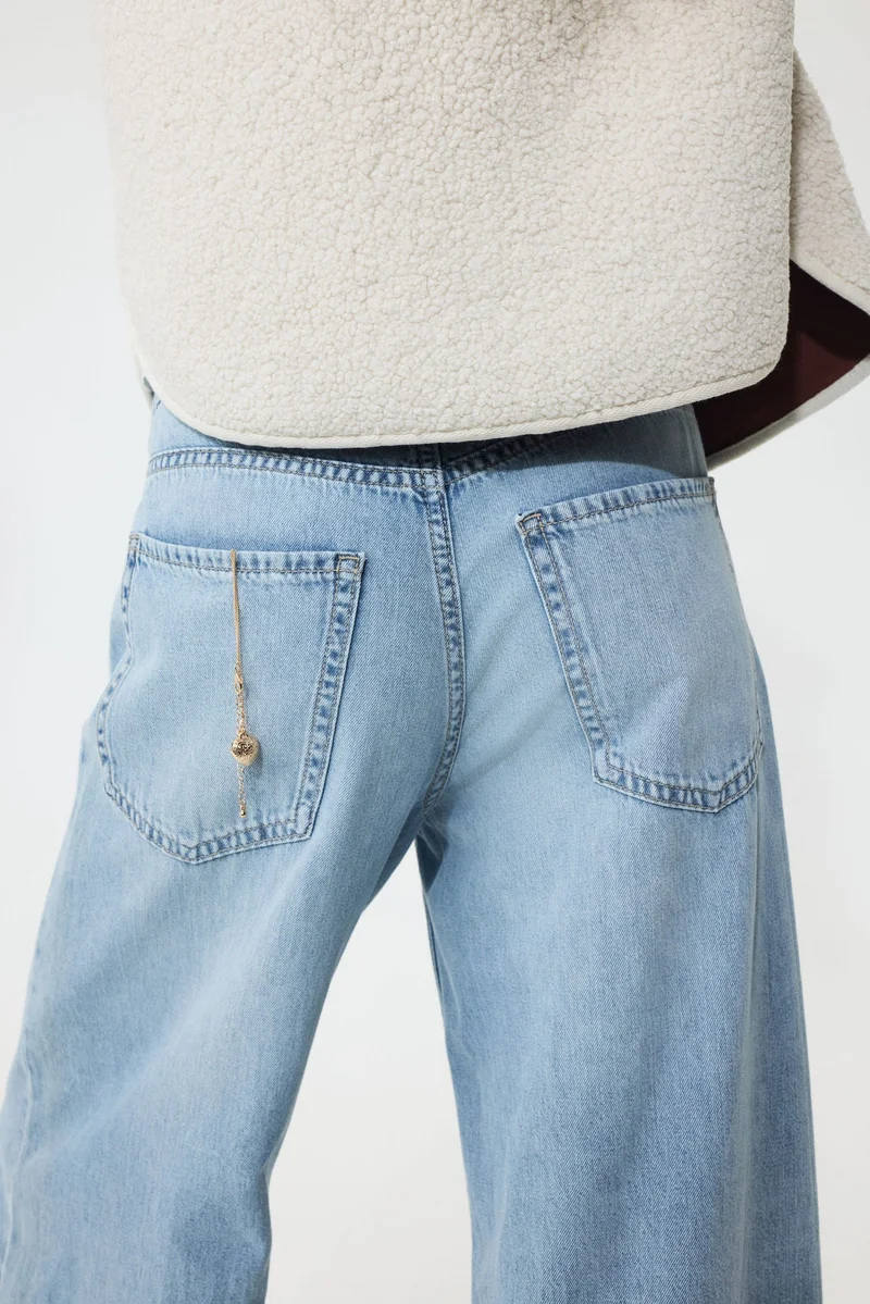 اتش اند ام جينز بقصّة أرجل واسعة وخصر عادي