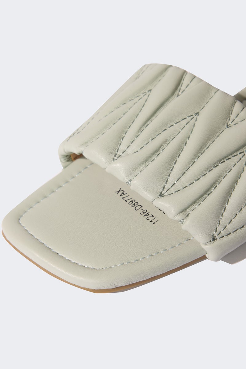 ديفاكتو شبشب حريمي جلد صناعي بكعب مسطح بتفاصيل خياطة - Image 5