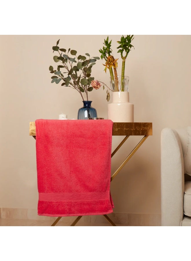 تى ام هوم استمتعي بلمسة من الفخامة والدفء مع فوطة TM HOME القطنية الفندقية بلون وردي غامق أنيق، المصنوعة من 100% قطن طبيعي طويل التيلة بجودة عالية ومعايير عالمية. تمنحك هذه الفوطة نعومة حريرية، امتصاصًا فائقًا، وتجفيفًا سريعًا لتجربة استخدام مريحة تدوم طويلاً.  يُبرز اللون الوردي الغامق مظهرًا راقيًا وفخمًا يناسب جميع أنماط الديكورات الحديثة والكلاسيكية، ليضيف لمسة من الأناقة والأنوثة في حمامك. النسيج القطني الكثيف يجعلها مثالية للاستخدام اليومي، حيث تجمع بين الراحة، المتانة، والنعومة الفندقية التي تشتهر بها منتجات TM HOME.  مواصفات الفوطة:  الخامة: 100% قطن طبيعي طويل التيلة  اللون: وردي غامق فاخر  الملمس: فائق النعومة وحريري الملمس  خاصية الامتصاص: امتصاص عالي وسرعة في الجفاف  الجودة: فندقية بمعايير عالمية  الاستخدام: مثالية للحمام، السبا، الجيم، أو السفر  العناية: قابلة للغسيل وتحافظ على اللون والملمس بعد الاستخدام المتكرر  مميزات الفوطة:  مصنوعة من القطن الطبيعي الخالص بدون ألياف صناعية  آمنة على البشرة الحساسة وخالية من المواد الكيميائية  نسيج عالي الكثافة يمنح امتصاصًا ممتازًا  لون وردي غا - Image 1