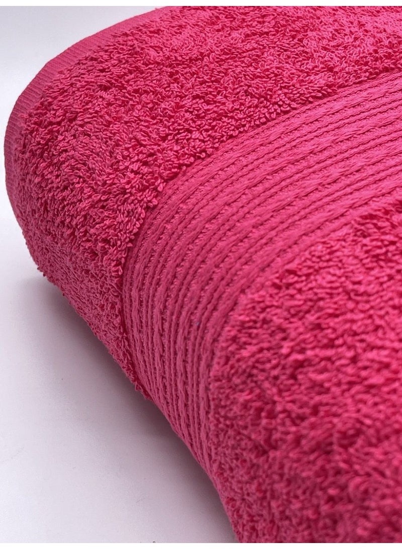 تى ام هوم استمتعي بلمسة من الفخامة والدفء مع فوطة TM HOME القطنية الفندقية بلون وردي غامق أنيق، المصنوعة من 100% قطن طبيعي طويل التيلة بجودة عالية ومعايير عالمية. تمنحك هذه الفوطة نعومة حريرية، امتصاصًا فائقًا، وتجفيفًا سريعًا لتجربة استخدام مريحة تدوم طويلاً.  يُبرز اللون الوردي الغامق مظهرًا راقيًا وفخمًا يناسب جميع أنماط الديكورات الحديثة والكلاسيكية، ليضيف لمسة من الأناقة والأنوثة في حمامك. النسيج القطني الكثيف يجعلها مثالية للاستخدام اليومي، حيث تجمع بين الراحة، المتانة، والنعومة الفندقية التي تشتهر بها منتجات TM HOME.  مواصفات الفوطة:  الخامة: 100% قطن طبيعي طويل التيلة  اللون: وردي غامق فاخر  الملمس: فائق النعومة وحريري الملمس  خاصية الامتصاص: امتصاص عالي وسرعة في الجفاف  الجودة: فندقية بمعايير عالمية  الاستخدام: مثالية للحمام، السبا، الجيم، أو السفر  العناية: قابلة للغسيل وتحافظ على اللون والملمس بعد الاستخدام المتكرر  مميزات الفوطة:  مصنوعة من القطن الطبيعي الخالص بدون ألياف صناعية  آمنة على البشرة الحساسة وخالية من المواد الكيميائية  نسيج عالي الكثافة يمنح امتصاصًا ممتازًا  لون وردي غا - Image 5