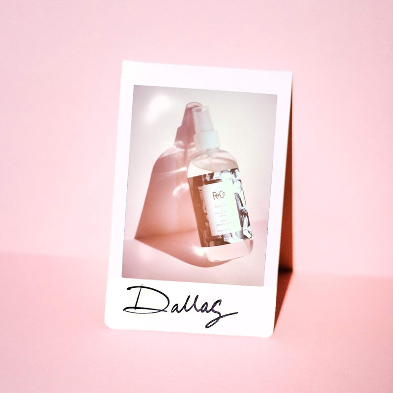 R+Co ر+كو رذاذ تكثيف الشعر دالاس | رذاذ لتكبير الحجم وتحديد الملمس لجميع الأطوال | يضيف حجمًا وملمسًا ولمعانًا | مثالي للتجفيف بالهواء الساخن، مكواة التجعيد ومجموعات الرول | 8.5 أونصة - Image 4