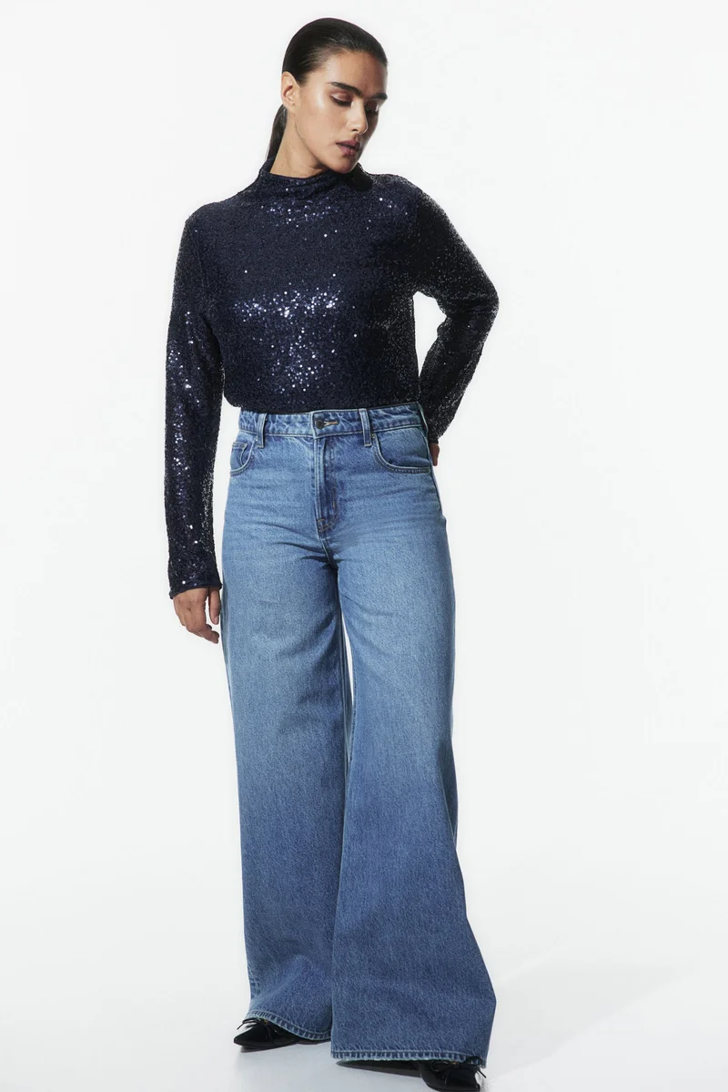 اتش اند ام بلوزة مزينة بالترتر وبقبة مرتفعة