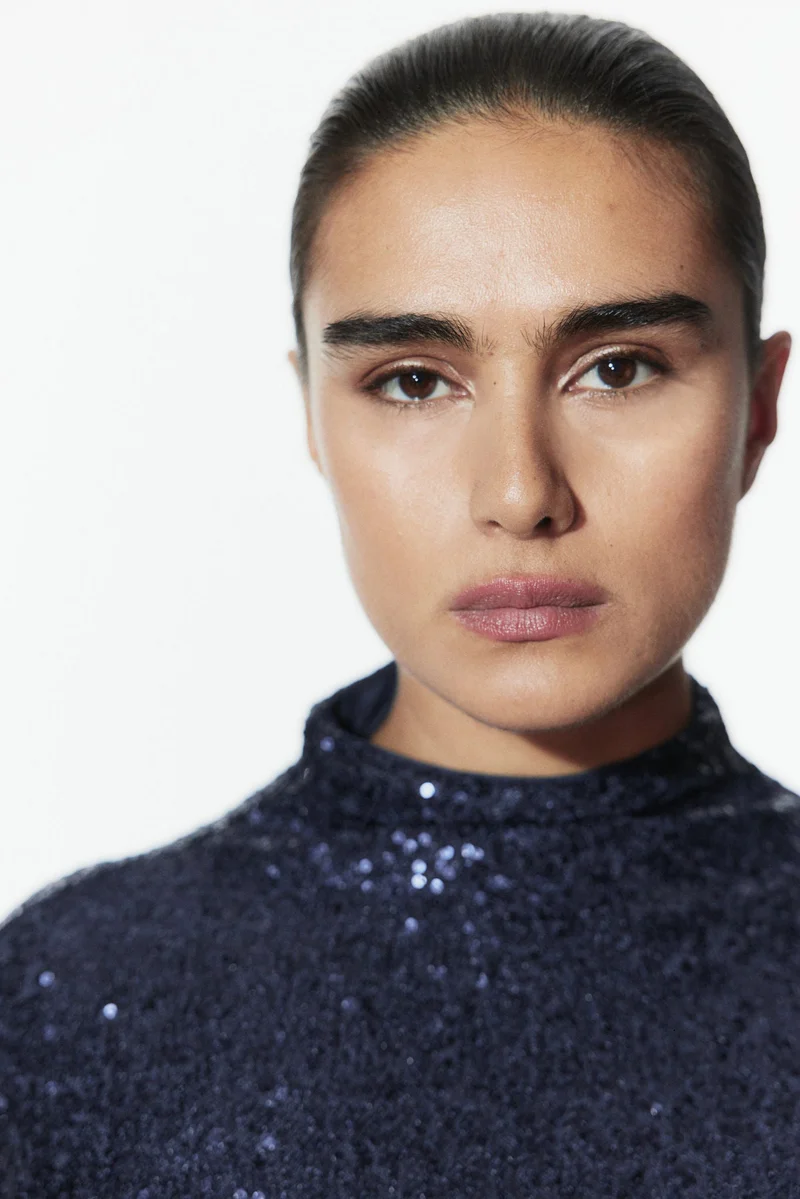 اتش اند ام بلوزة مزينة بالترتر وبقبة مرتفعة