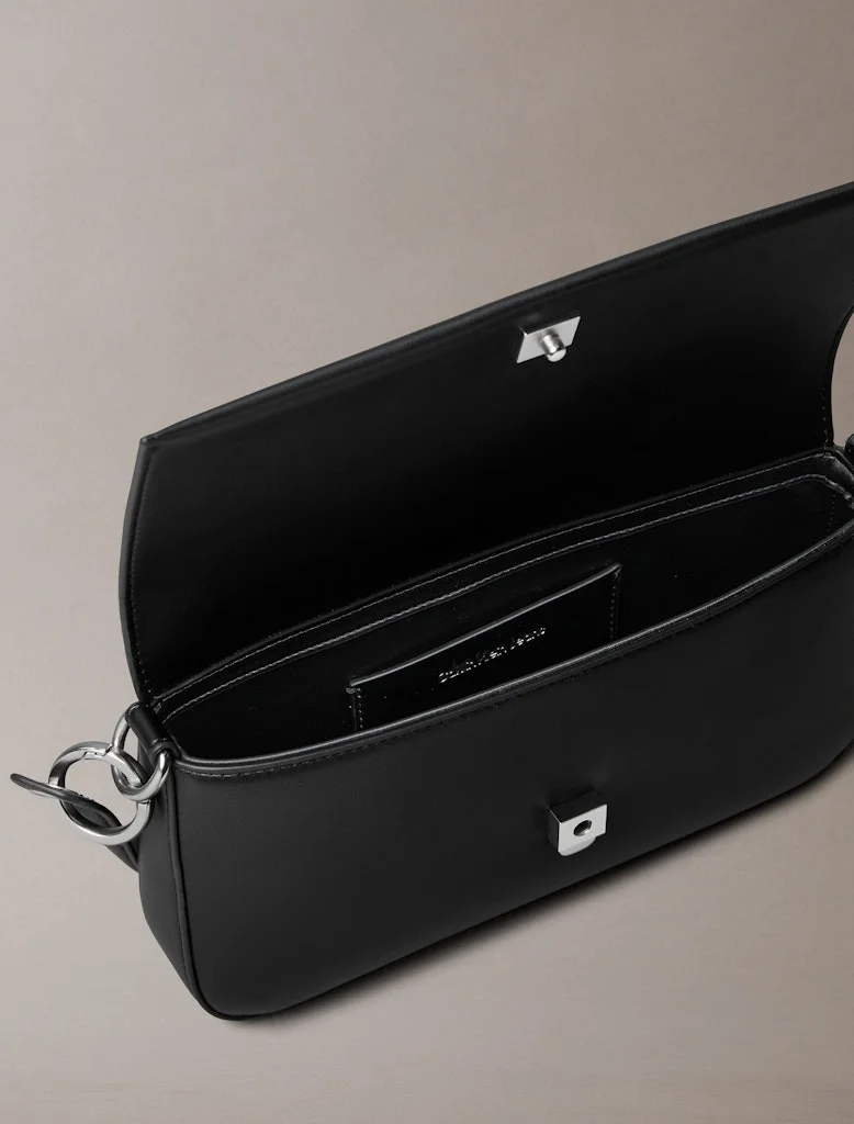 Calvin Klein Jeans Logo Detailed Shoulder Bag