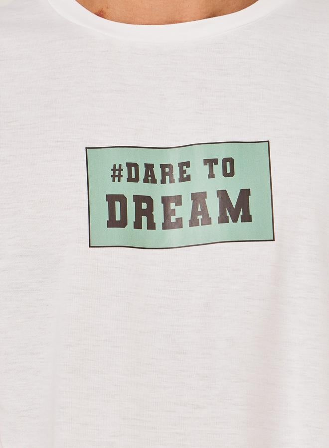 Styli طقم تي شيرت وشورت مطبوع عليه شعار Dare To Dream  - Image 3