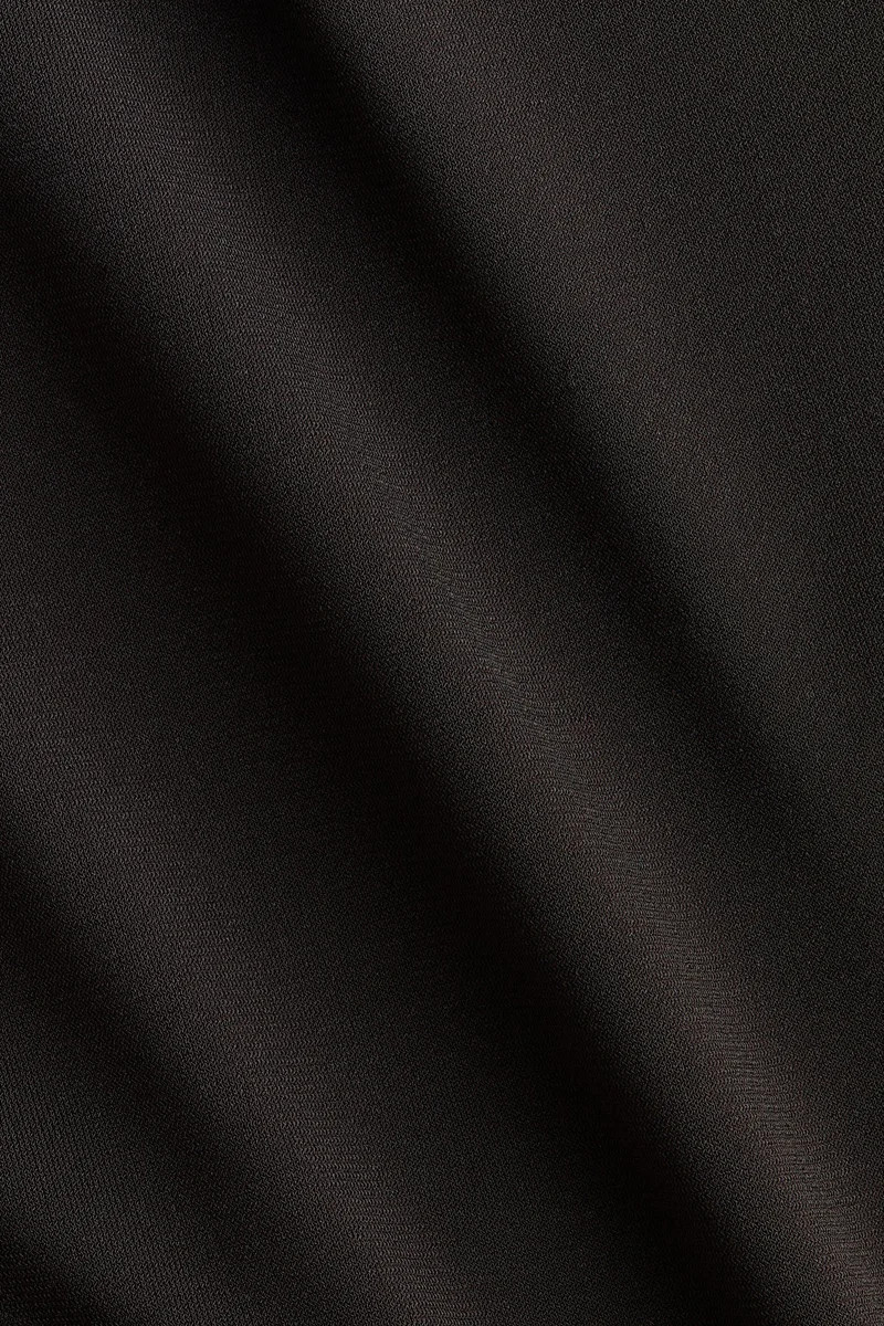 اتش اند ام فستان بثنيات بتفاصيل رداء كيب