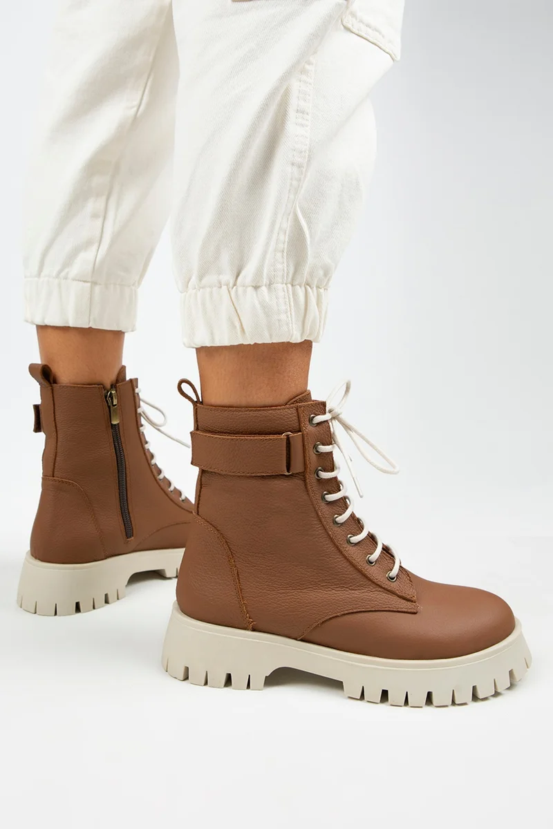 مانجيرو حذاء نسائي من الجلد الطبيعي من مانييرو أديل، برباط وسحاب داخلي، باللون البيج المائل للبني.