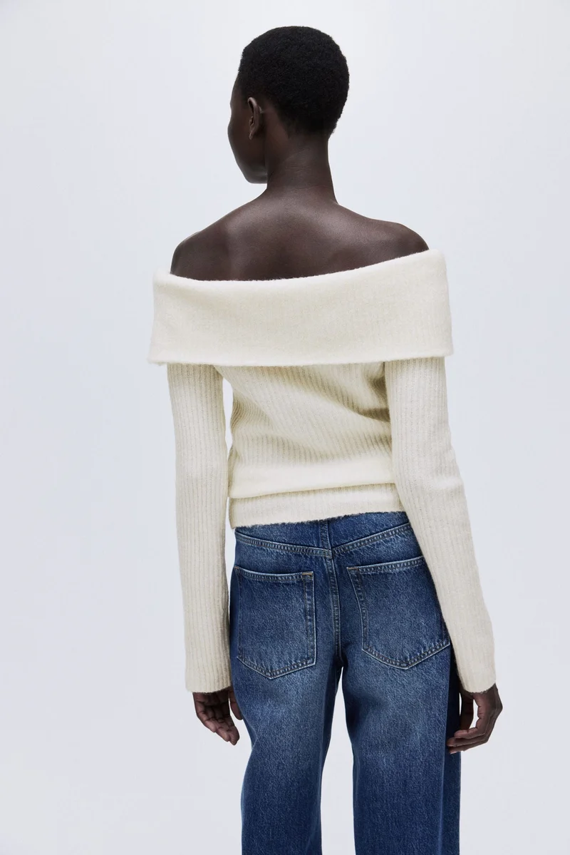 اتش اند ام بلوزة من نسيج مرن بدون أكتاف