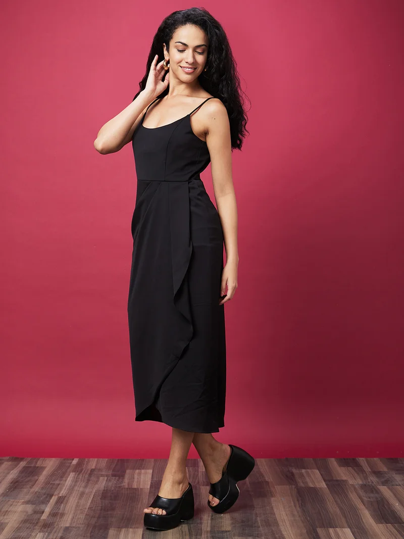 جلو باص فستان ميدي ساتان أسود بكتف مكشوف من جلوبس