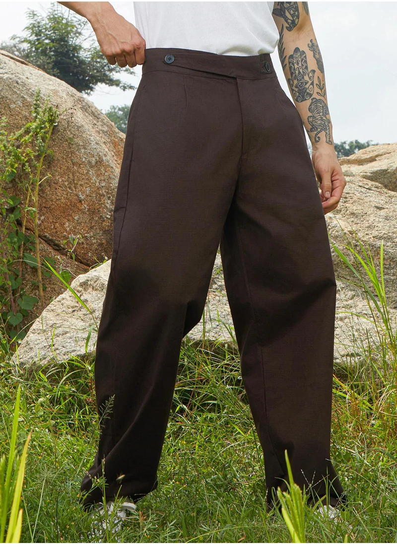 كامبوس سوترا Campus Sutra Men's Midnight Black Solid Tailored Trousers For Casual Wear | Relaxed Fit | Low-Rise | Button Closure | Trousers Crafted With Comfort Fit For Everyday Wear