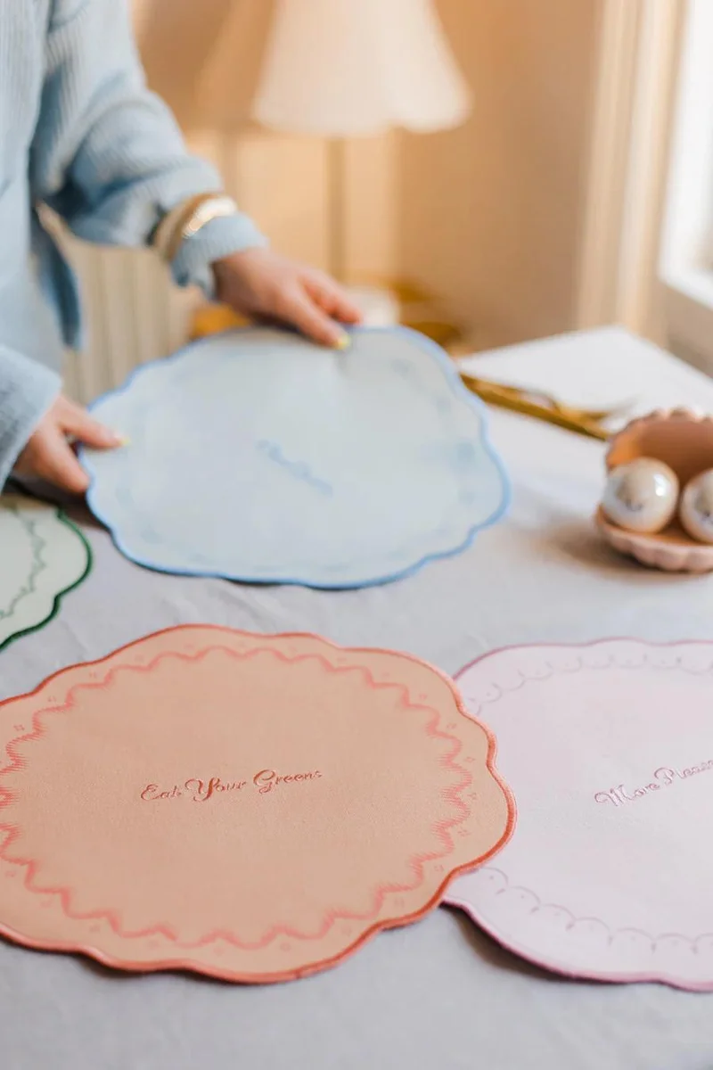 ايفون الين طقم مفارش طاولة بـ  شعارات