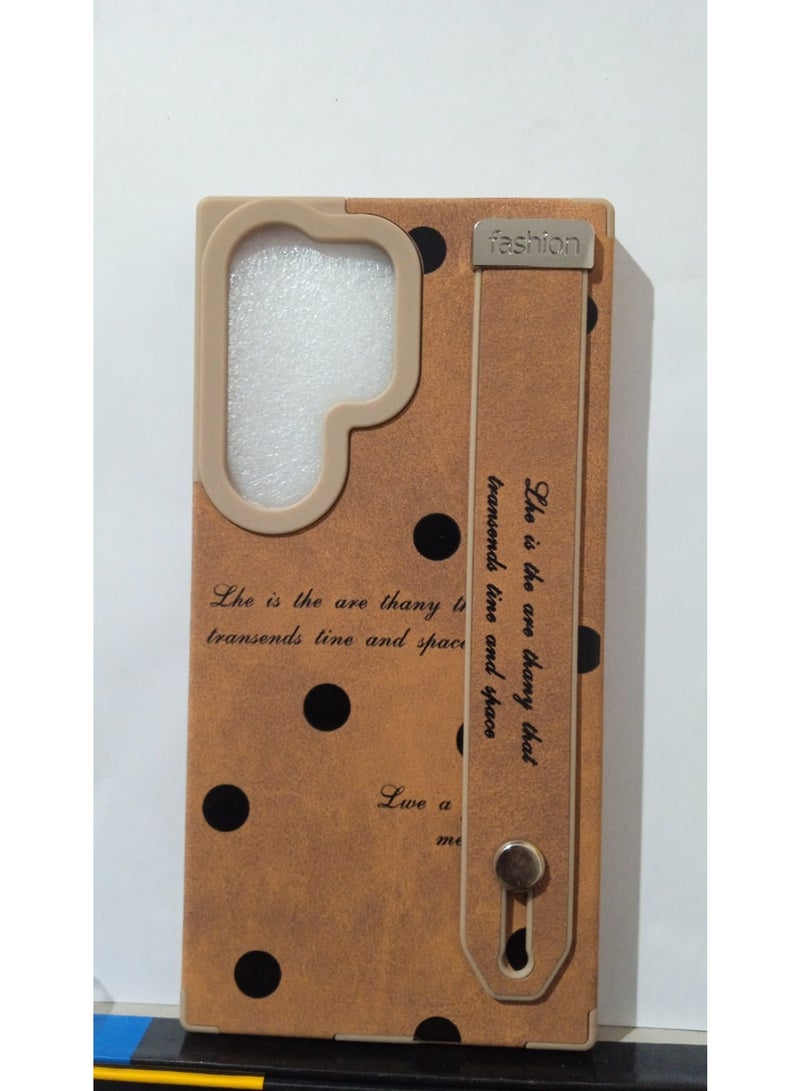 جراب هاتف ذكي بتصميم جلد صناعي منقط مزود بحزام قبضة خلفي، وهو متوافق مع طرازات سامسونج جالاكسي مثل Samsung Galaxy S24 Ultra.