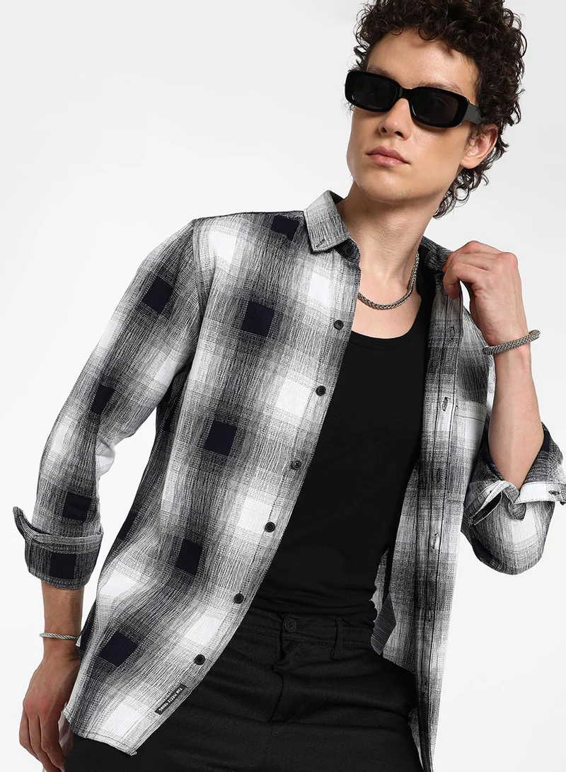 Campus Sutra Campus Sutra Men's Charcoal Black & Ivory White Ombre Buffalo Check Shirt For Casual Wear | Spread Collar | Long Sleeve | Button Closure | Shirt Crafted With Comfort Fit For Everyday Wear