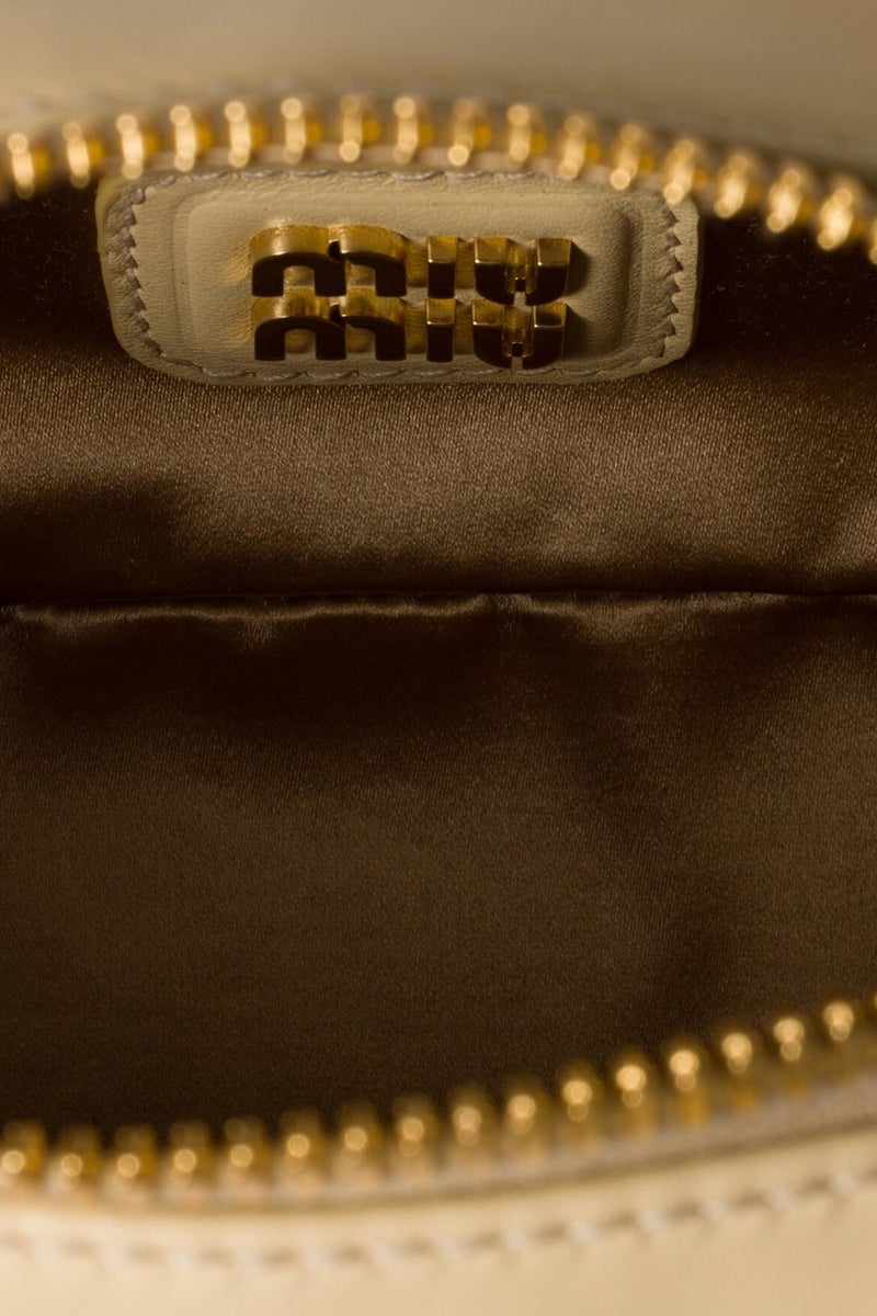 مياو مياو حقيبة MIU Small Arcadie ذات مقبض علوي من جلد نابا ماتيلاسي، قابلة للحمل على الكتف، بإغلاق بسحاب - Image 4