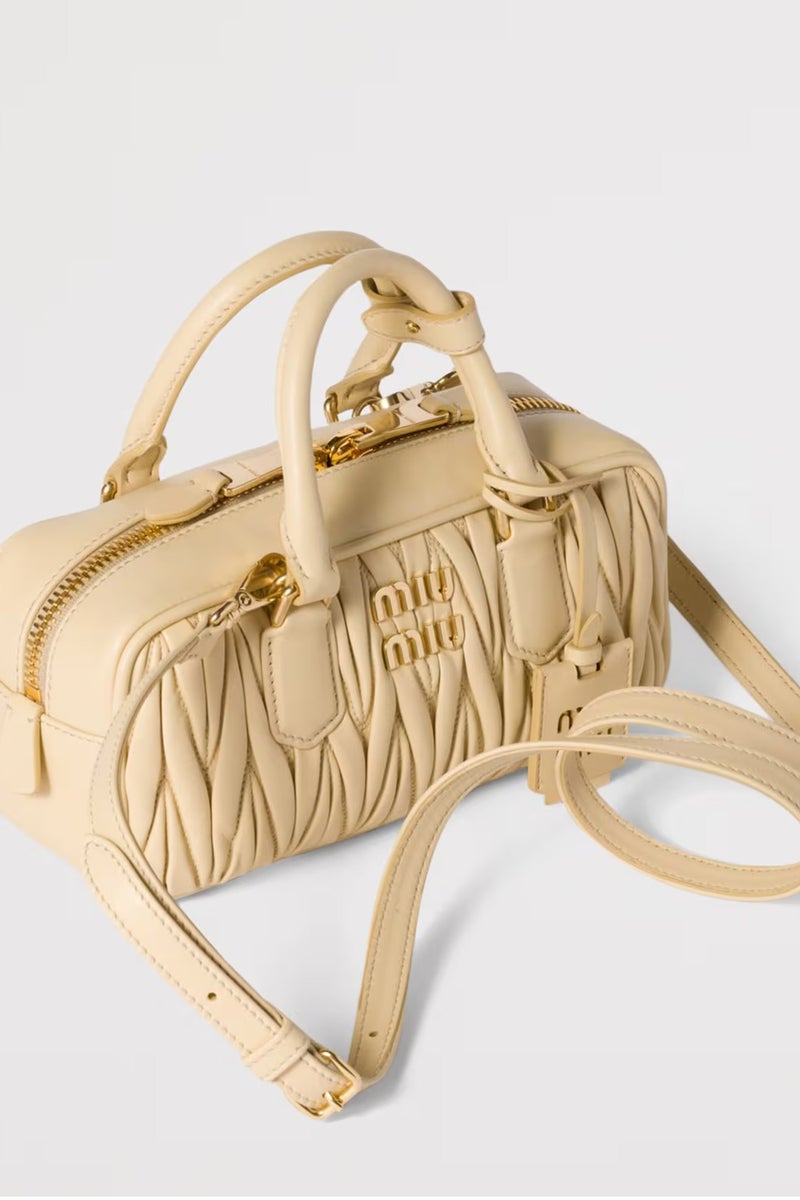 مياو مياو حقيبة MIU Small Arcadie ذات مقبض علوي من جلد نابا ماتيلاسي، قابلة للحمل على الكتف، بإغلاق بسحاب - Image 2