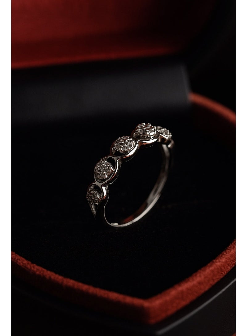 ثري دايموندز خاتم فضي حصري بخمس دوائر للنساء - مطلي بالبلاتين والروديوم، بحجارة زركون متلألئة، تصميم فاخر أنيق بأحجام متعددة - Image 3