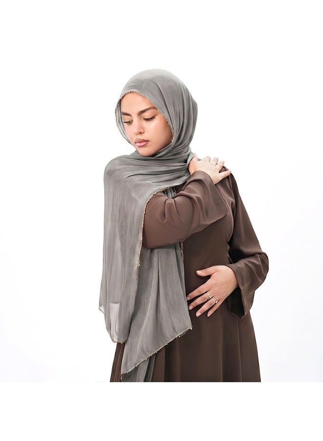 وشاح طويل من الكريب بلون موحد وملمس ناعم بلمسة نهائية ساتانية، مزود بسلسلة من الخرز المعدني؛ وشاح طويل نسائي من الحرير اللامع - Image 1