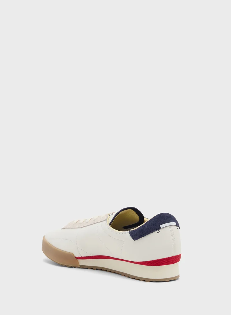 لاكوست Court Low Top Sneakers