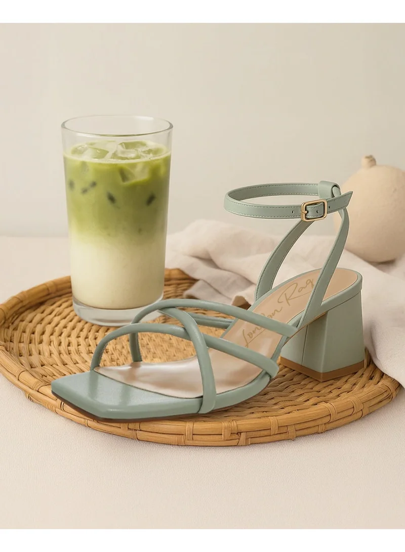 لندن راج صندل بكعب منخفض وحزام باللون الأخضر