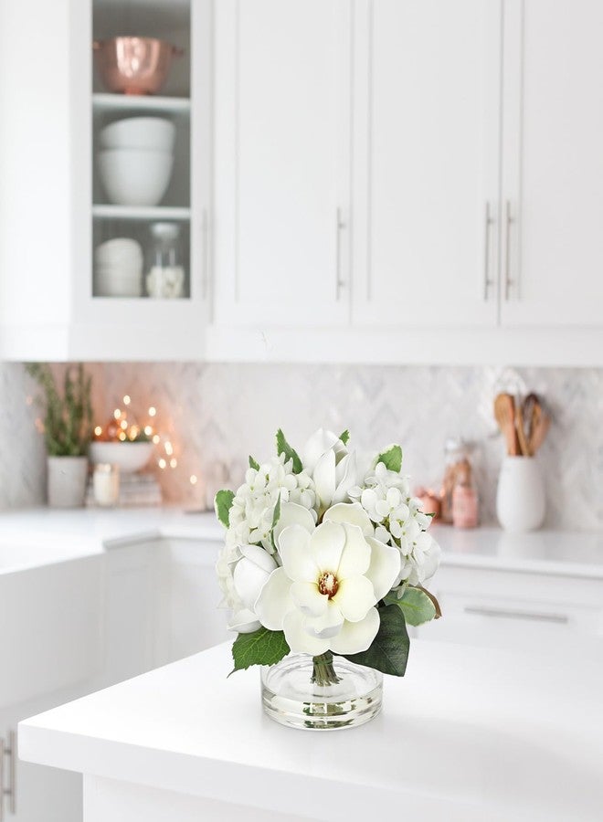 Briful باقة زهور صناعية من الماغنوليا والهيدرانجيا في مزهرية زجاجية، طولها 9.4 بوصة، مصنوعة من الحرير الأبيض الصناعي مع ماء صناعي، تُضفي لمسة جمالية على ديكور المنزل أو المكتب أو الطاولة أو الرف. - Image 4