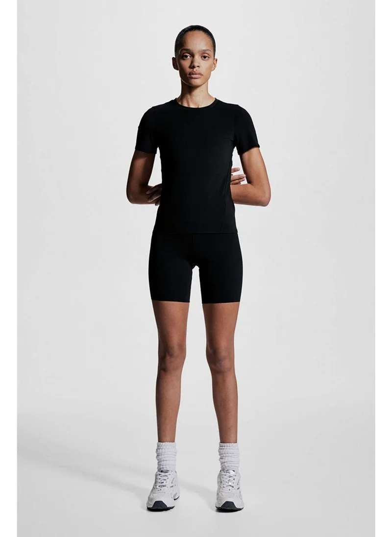 H&M Sports top in DryMove™