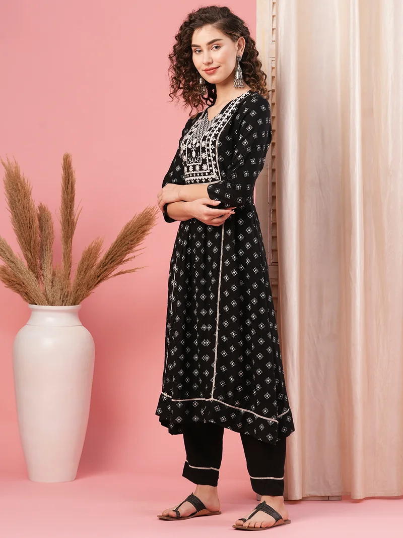 جلو باص Women Ethnic Motifs Printed Regular Kurta With Trousers