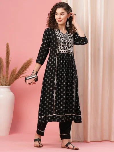 globus Women Ethnic Motifs Printed Regular Kurta With Trousers