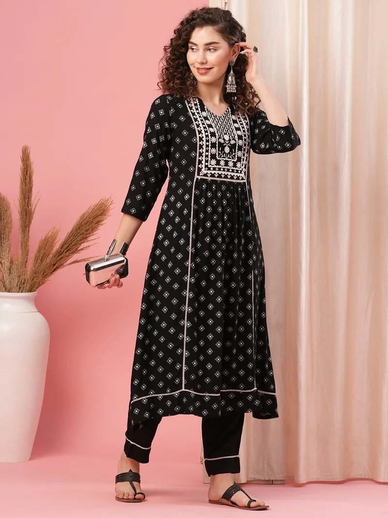 جلو باص Women Ethnic Motifs Printed Regular Kurta With Trousers