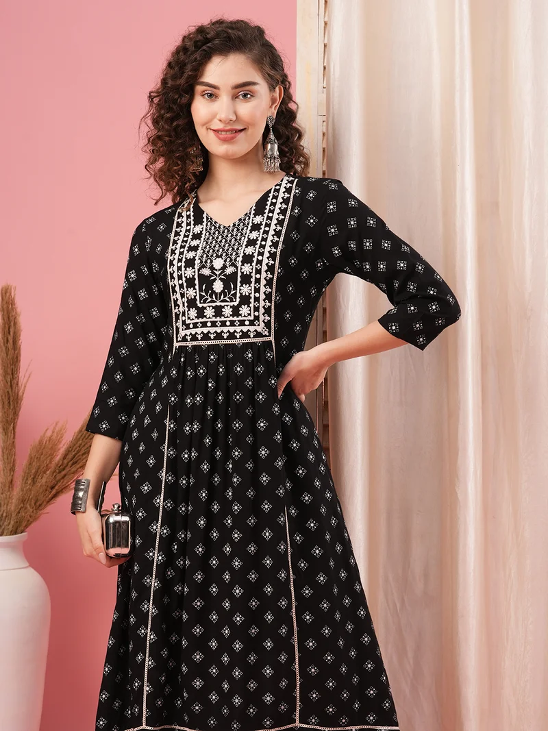 جلو باص Women Ethnic Motifs Printed Regular Kurta With Trousers