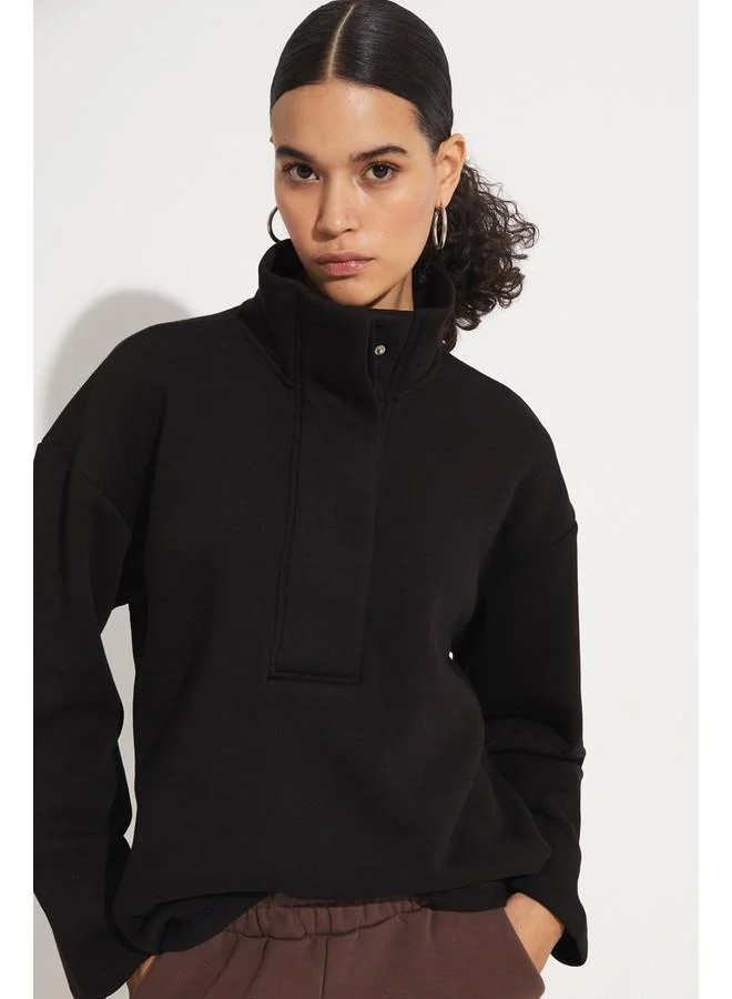 JUNE June Exclusive Snap Detailed Sweatshirt Black
