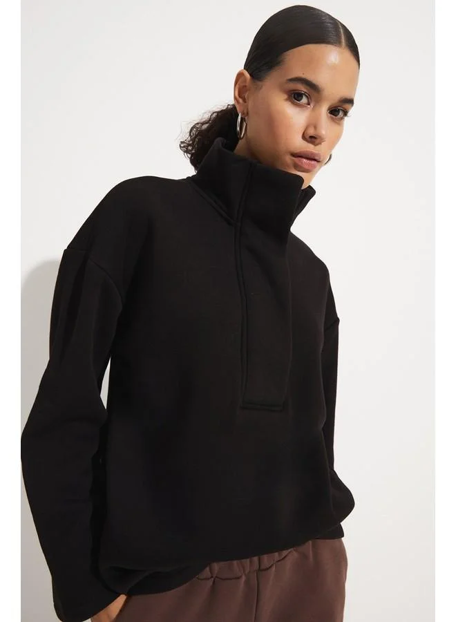 JUNE June Exclusive Snap Detailed Sweatshirt Black