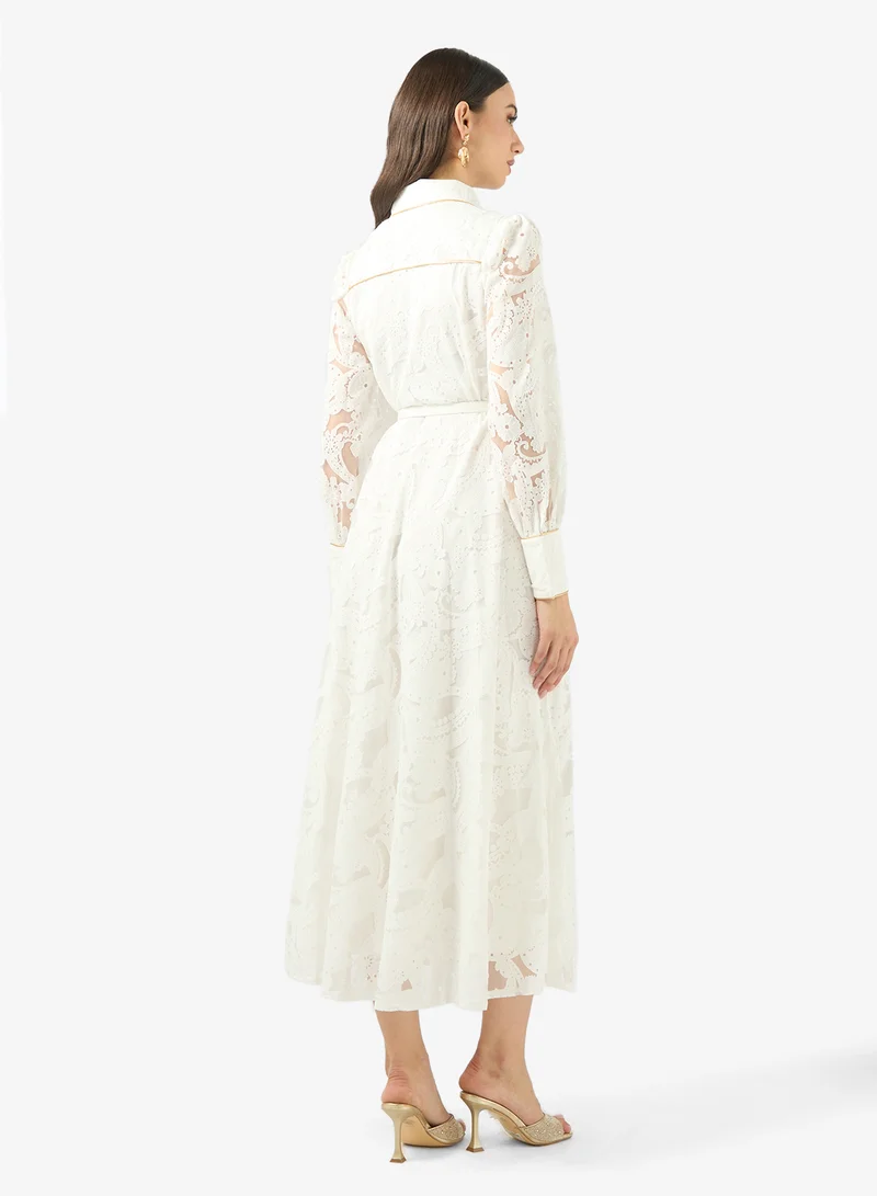 خزانة فستان دانتيل بتصميم -