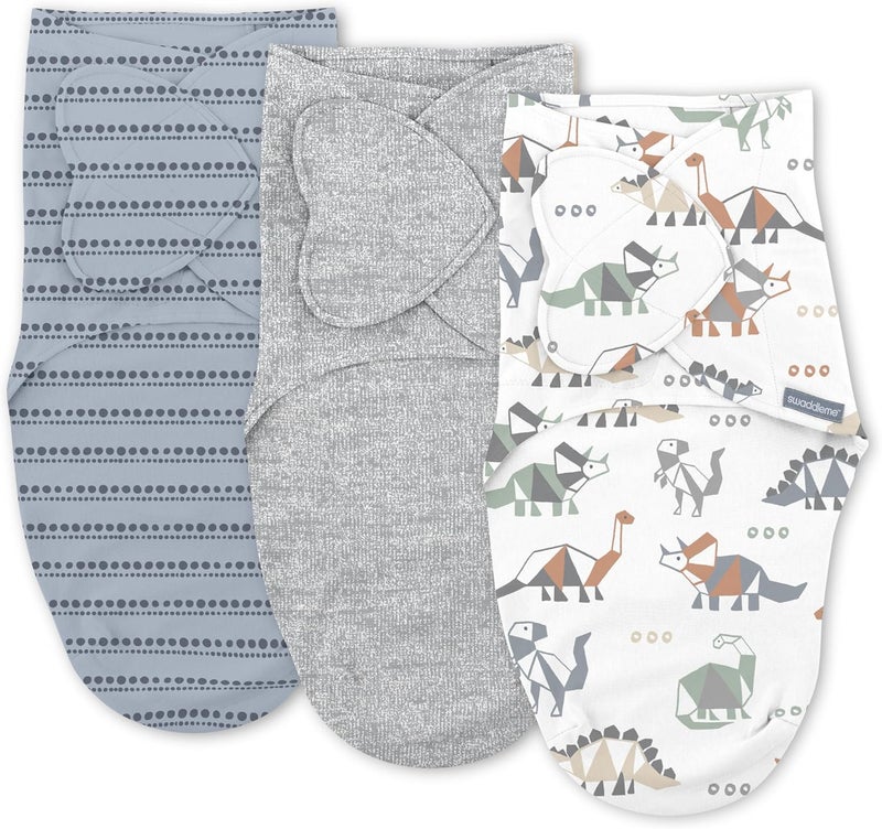 SwaddleMe بطانية لف الطفل من مجموعة إنجينيتي مونوغرام، 100% قطن، تحسن النوم وتساعد على تهدئة رد فعل الفزع، 0-3 أشهر، تصميم جيب لسهولة التغيير، 1.0 توغ، عبوة من 3 - دينو مايت - Image 1