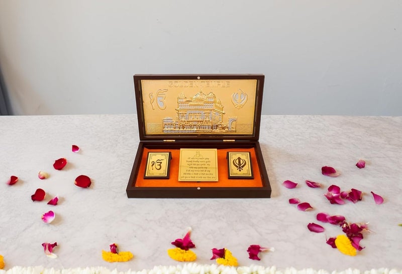 TEYRAH Golden Temple Model Khanda Ekonkar 24K Gold Plated Photo Frame Portable Charan Paduka Pocket for Diwali, House Warming, Return Gifts, Puja Box. Sikh Pray Incriptions - Image 3